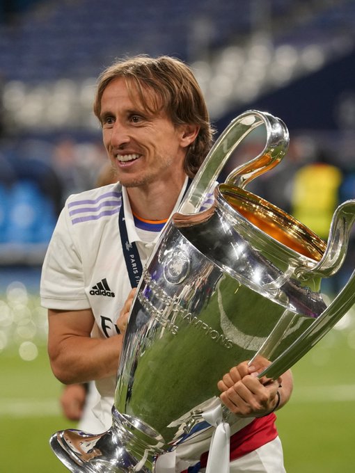 英媒：拜仁、尤文和巴黎有意免签科纳特，球员对各种选择持开放态度